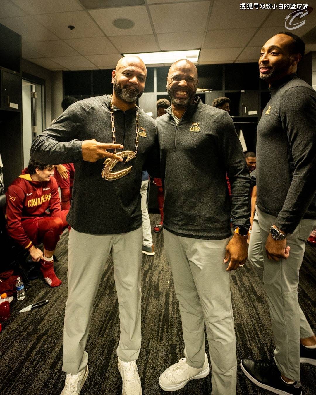 西城雄鹿队守住胜果川蜀雄鹿队，羽毛球杯赛上演裁判判罚引热议！赛后更衣室沸腾(羽毛球四川队)