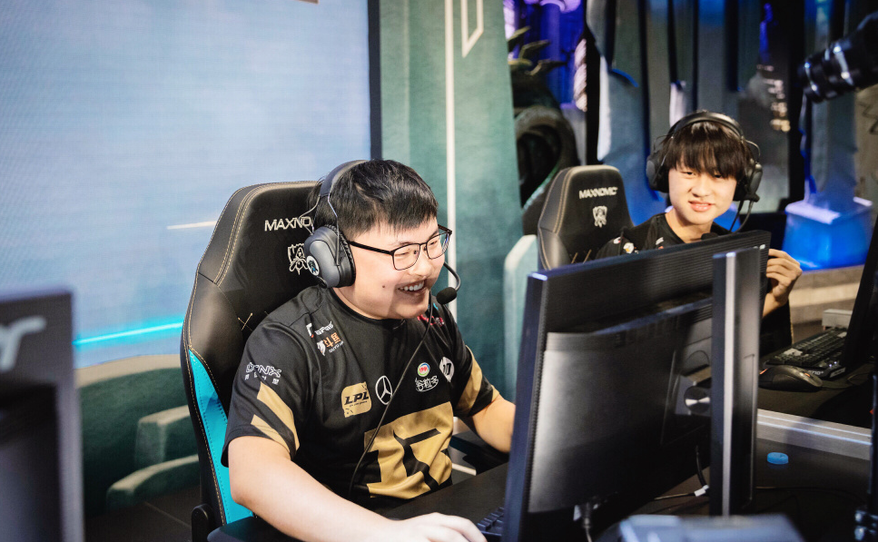 南宫体育-包含Uzi爆冷击败巴塞罗那，势不可挡引爆全场！的词条